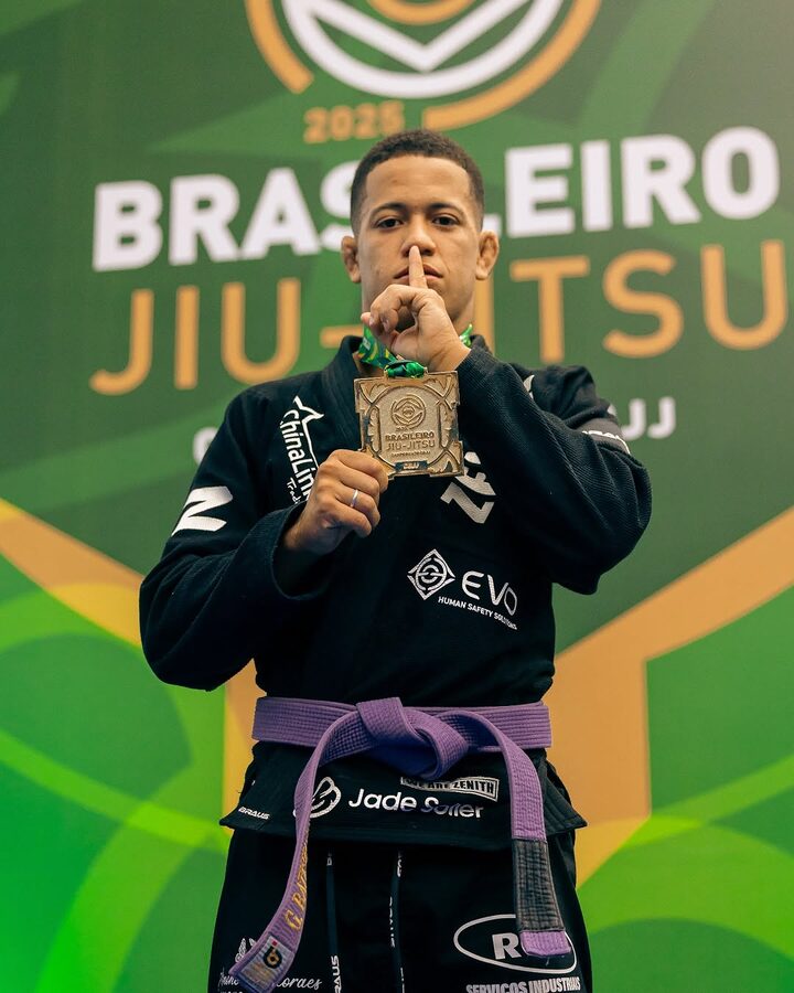 Gustavo com a medalha de Campeão Brasileiro CBJJ
