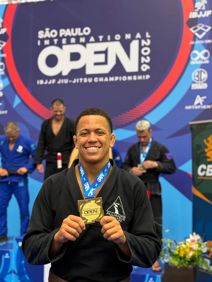 Gustavo no pódio segurando a medalha de ouro